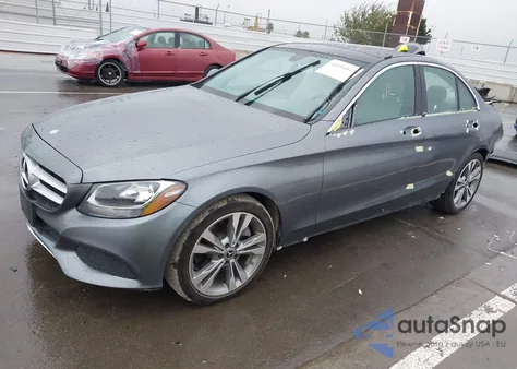 2017 Mercedes-Benz C 300 z USA, uszkodzony, nr VIN 55SWF4JB8HU223124